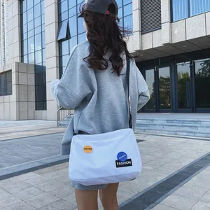 Bolso bandolera blanco de gran capacidad con correa ajustable y parches de moda urbana