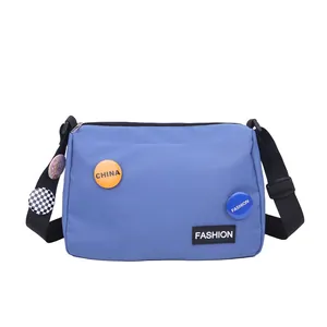 Bolso bandolera de lona azul grande con insignias de moda y correa ajustable moderna