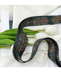 Detailaufnahme des gewebten Jacquard-Schultergurts mit Boho-Geometriemustern