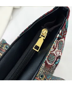 Detailaufnahme des goldenen Reißverschlusses und Jacquard-Musters auf der großen Stofftasche