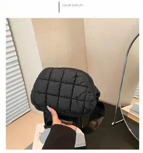 Détail du sac bandoulière matelassé noir au design nuage avec bandoulière réglable