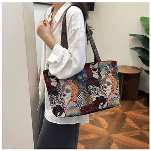 Detail der Jacquard-Tragetasche mit lebhaftem Pop-Art-Frauenporträt und breitem Schultergurt