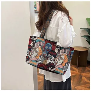 Seitenansicht der Ethno-Canvas-Tasche mit Pop-Art-Porträt und geometrischen Trägern