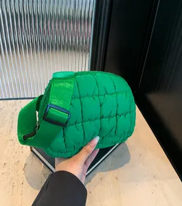 Dettaglio della borsa a tracolla trapuntata verde con tessuto in nylon e cinturino