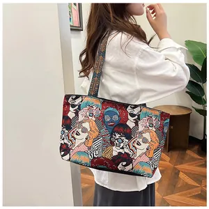 Detail der Boho-Jacquard-Canvas-Tasche mit Pop-Art-Porträts und breitem Schultergurt