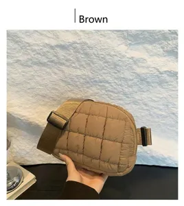 Détail du sac bandoulière marron matelassé avec motif à carreaux et sangle réglable