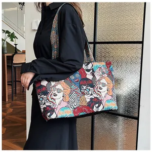 Detail der bunten Jacquard-Tasche mit Pop-Art-Porträt und geometrischem Schultergurt