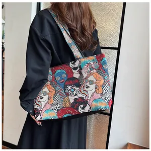 Detail der farbenfrohen Jacquard-Tragetasche mit Pop-Art-Porträts und breitem Gurt