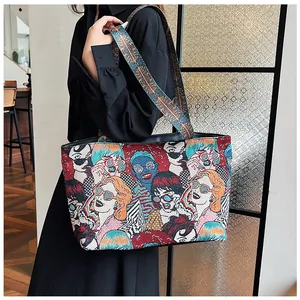 Detail der Webstruktur einer großen Canvas-Einkaufstasche mit bunten Pop-Art-Porträtmustern