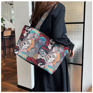 Detailansicht der Boho-Jacquard-Tasche mit lebhaftem Pop-Art-Frauenporträt-Design