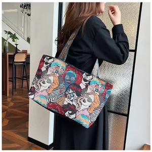 Modische Tragetasche mit Jacquard-Weberei und Vintage-Comic-Muster an einem Model gezeigt