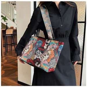 Detail der Jacquard-Einkaufstasche mit Pop-Art-Porträt und breitem Schulterriemen
