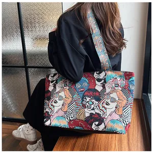 Detail der Jacquard-Einkaufstasche mit Pop-Art-Prints und gewebtem Ethno-Schultergurt