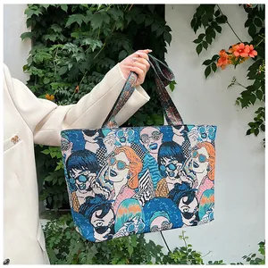Detail der bunten Jacquard-Leinentasche mit Boho-Muster an einem weiblichen Model