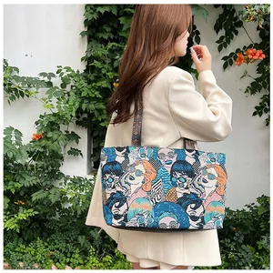 Detail der Jacquard-Canvas-Tasche mit Pop-Art-Porträts und ethnischen gewebten Trägern