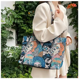 Detailansicht der großen Canvas-Tasche mit Pop-Art-Druck und Ethno-Stil Schultergurt