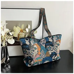 Nahaufnahme der Jacquard-Stofftasche mit Retro-Porträt-Illustration auf einem Tisch