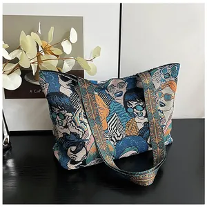 Detail der Retro-Pop-Art-Jacquard-Tasche mit Porträtmustern und gewebten Riemen