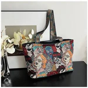 Detailaufnahme der Ethno-Jacquard-Canvas-Tasche mit künstlerischem Pop-Art-Porträtmuster