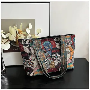 Detailaufnahme der Jacquard-Canvas-Tasche mit Pop-Art-Porträts und geometrischem Gurt