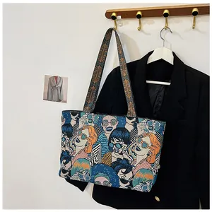 Nahaufnahme der Jacquard-Tragetasche mit Pop-Art-Porträt neben einem schwarzen Blazer