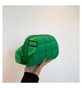 Dettaglio della borsa a tracolla trapuntata verde smeraldo con cuciture e tracolla regolabile