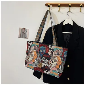 Detail der bunten Jacquard-Tragetasche mit Retro-Pop-Art-Frauenporträtmustern