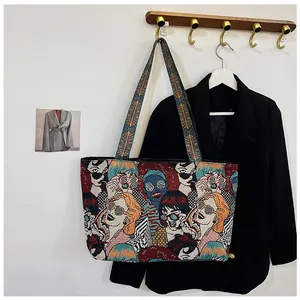 Detail der Jacquard-Tragetasche mit Pop-Art-Porträt und gewebtem ethnischem Schultergurt