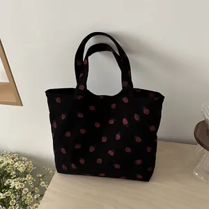 Chique zwarte corduroy draagtas met rood aardbeienpatroon voor casual gebruik