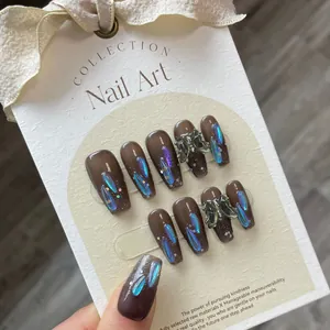 Faux ongles noirs translucides avec strass aurora et breloques papillon métalliques