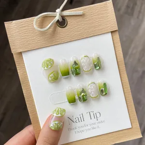 Uñas postizas hechas a mano con rodajas de limón 3D y flores de diamantes verdes