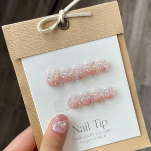 Faux ongles dégradé pailleté rose avec nœuds 3D holographiques sur carte de présentation
