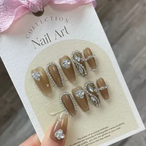 Faux ongles longs forme cercueil avec strass 3D et cristaux sur base gelée de couleur nue