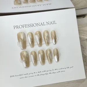 Χειροποίητα Τεχνητά Νύχια Nude Beige Με Λευκές Καλλιτεχνικές Πινελιές Και Φύλλο Χρυσού Κομψό Σχήμα Φέρετρο Για Γυναίκες
