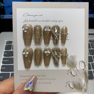 Détail de faux ongles de luxe avec strass argentés et pierres précieuses en cœur