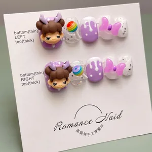 Vue macro d'un nœud 3D violet et d'une fille de dessin animé sur ongles à la main