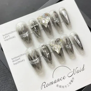 Ensemble de Faux Ongles Faits à la Main Style Dark Cœur Rose Croix Alliage Décorations 3D Gris Argenté Paillettes Strass Faux Ongles pour Femme Fête Bijoux