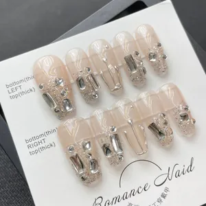 Unghie finte fatte a mano beige nude con glitter argento, strass e linee metalliche 3D