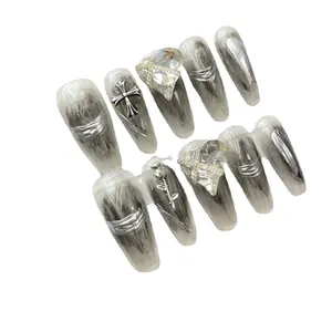 Faux ongles faits main avec cœur sombre, rose et décorations de croix en métal 3D