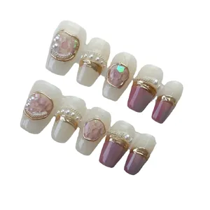 Lot de 10 faux ongles faits main crème et vieux rose avec perles et détails dorés