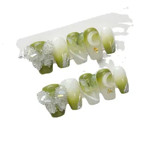 Faux ongles faits main dégradé vert et blanc avec papillons 3D en cristal et lunes