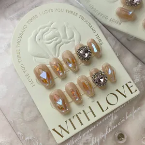 Unghie finte artigianali rosa chiaro con glitter aurora e grandi strass a cuore