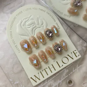 Unghie finte artigianali sfumate aurora con strass a cuore rosa e glitter brillanti