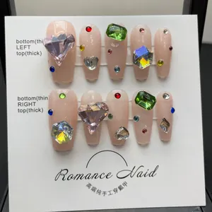 Unghie finte artigianali di lusso con strass colorati e design a forma di bara