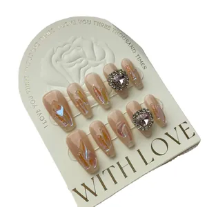 Unghie finte fatte a mano rosa con glitter aurora, cristalli a cuore e diamanti 3D