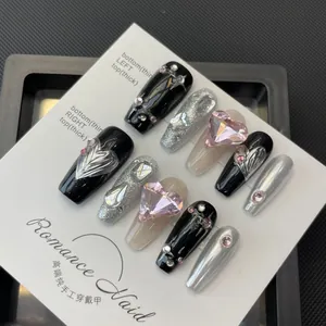 Faux ongles ballerine Y2K faits main noir et rose avec gemmes 3D et détails de coeurs chrome