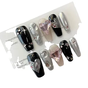 Faux ongles Y2K faits main avec cœurs 3D roses et paillettes argentées, noir et nude