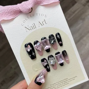 Faux ongles faits main dégradé noir et rose avec cristaux 3D cœurs et nœuds