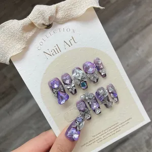 Luxuriöse handgefertigte lila Schmetterlings-Nägel mit 3D-Flügeln und Kristallverzierungen