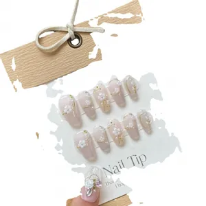 Faux ongles œil-de-chat roses avec fleurs 3D, perles et accents dorés élégants